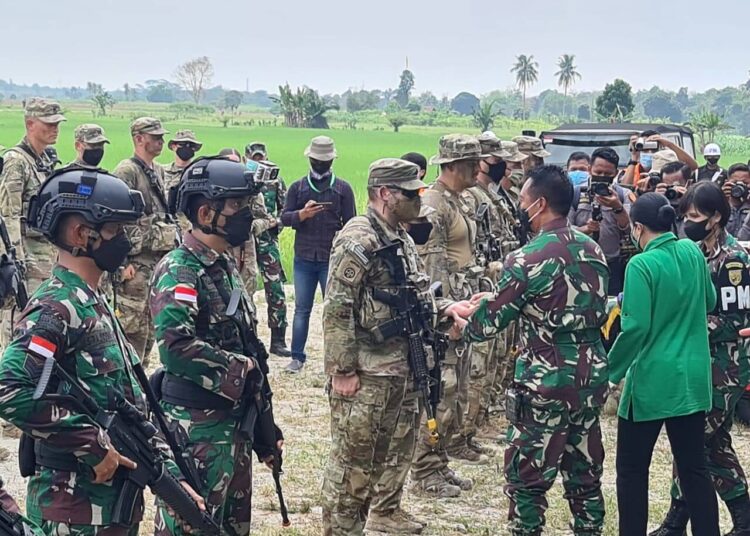 Kasad dan Komandan USARPAC Sematkan Wing Terjun Garuda Airborne