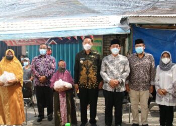 Bupati Yes Serahkan Bansos Untuk Pedagang Kompleks Makam Sunan Drajat