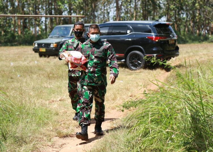 Bapak Ngatmuli Terima Bansos Dari Dandim 0812 Lamongan Secara Langsung