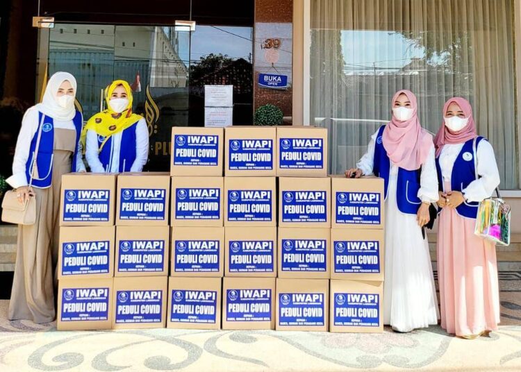IWAPI Lamongan Salurkan Ratusan Paket Bansos Bagi Nakes dan Warga Terdampak Covid-19