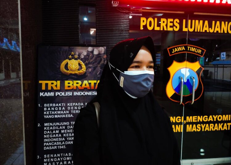 Sosok Penerjemah Bahasa Isyarat Saat Konferensi Pers di Polres Lumajang