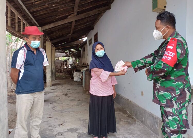 Babinsa Koramil 0809/07 Peduli Bantu Ganti Rugi Nenek Sumarmi Penjual Ubi Yang Tertipu Uang Palsu