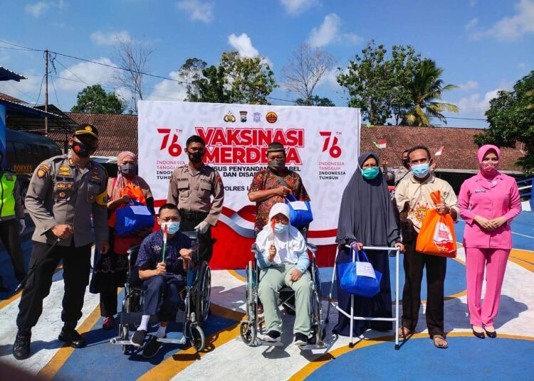 Bhayangkari Cabang Lumajang Warnai Momentum HKGB Ke 69 Dengan Baksos Sasaran Disabilitas