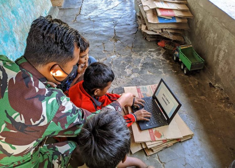 Satgas Pamtas Yonarmed 6/3 Kostrad Ajarkan Ilmu Dasar Komputer di Perbatasan RI-RDTL