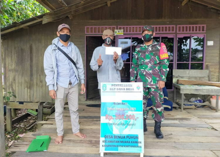 Babinsa Benua Puhun Dampingi Penyerahan BLT-DD Kepada Warga Desa Terdampak Pandemi