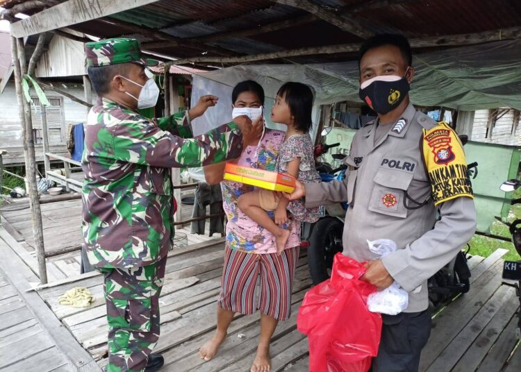 Peduli Warga Isoman, Babinsa Bagikan Nasi Kotak Dari Anggota DPRD