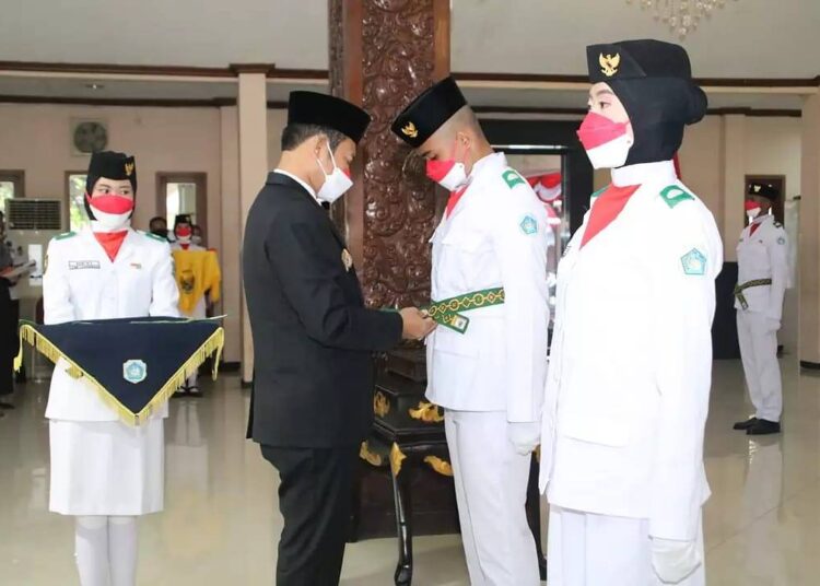 Bupati Lamongan Mengukuhkan PASKIBRA Menjelang Hari Kemerdekaan