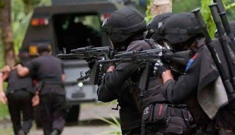 Seorang Dokter Dan Pengasuh Ponpes di Lamongan Terduga Teroris Diamankan Densus 88