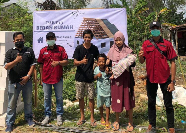 Doa Yang Terkabulkan, Tetes Air Mata Lansia Mewarnai Bedah Rumah KF Skin Peduli Ke 13