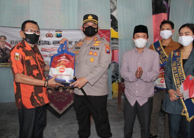 Berkolaborasi dengan MPC Pemuda Pancasila, Kapolres Kediri Kota Distribusikan Ratusan Paket Sembako