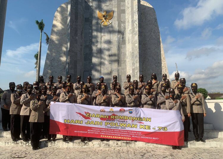 Polwan Polres Kediri Kota Ziarah Makam Pahlawan Jelang HUT Polisi Wanita ke-73