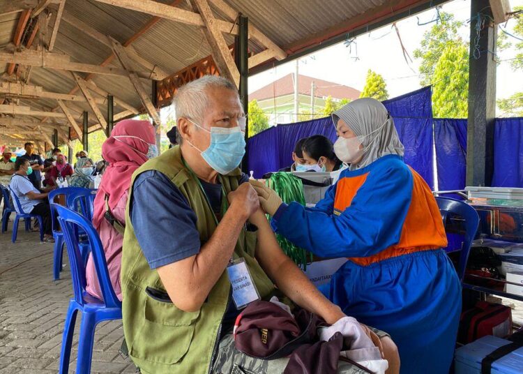 Pedagang Pasar Grosir Dapatkan Suntikan Vaksin Dosis 2 di Halaman Pasar