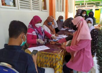 Jelang PTM, SMP Negeri 1 Ngimbang Lakukan Vaksinasi Tahap I Pada Siswa