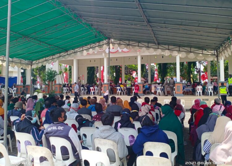 Antusias Masyarakat Terhadap Vaksinasi Meningkat, Berikut Penjelasan Dinkes terkait Membludak Peserta Vaksin di Alun-alun Lamongan