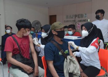 Antusiasme Divaksin Tinggi, Adakan Serbuan Vaksin di Alun-alun Lamongan