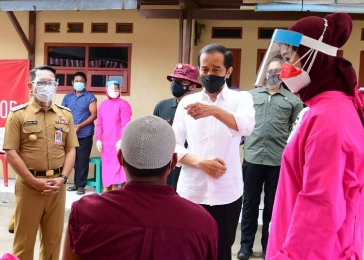 Presiden Tinjau Program Vaksinasi Dari Pintu ke Pintu di Kota Cirebon