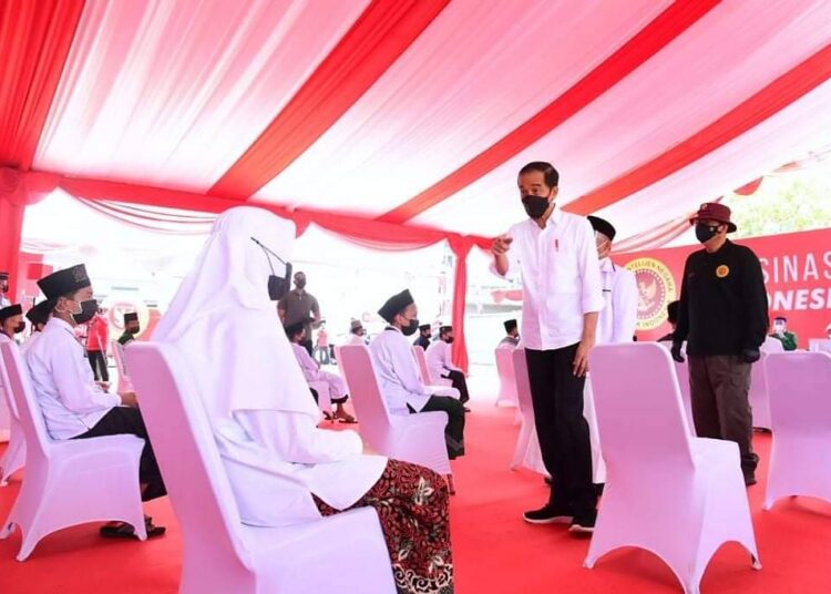 Presiden Jokowi Tinjau Kegiatan Vaksinasi Covid-19 di Kabupaten Kuningan