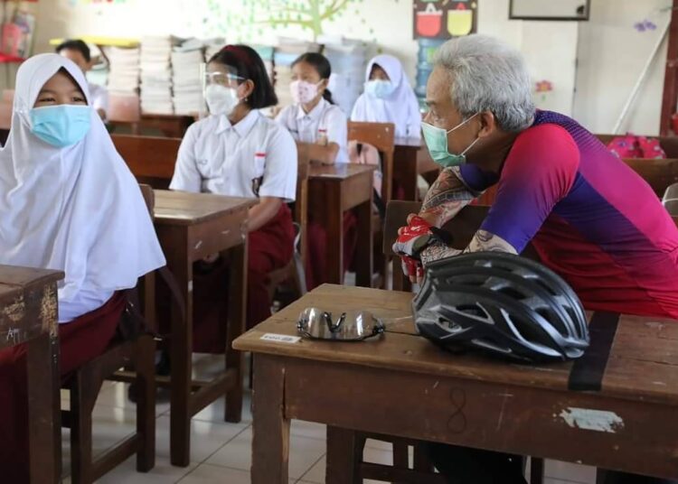 Tinjau Pelaksanaan PTM Sekolah Dasar, Ganjar ; Anak-anak Mulai Terbiasa Kelas Bergiliran