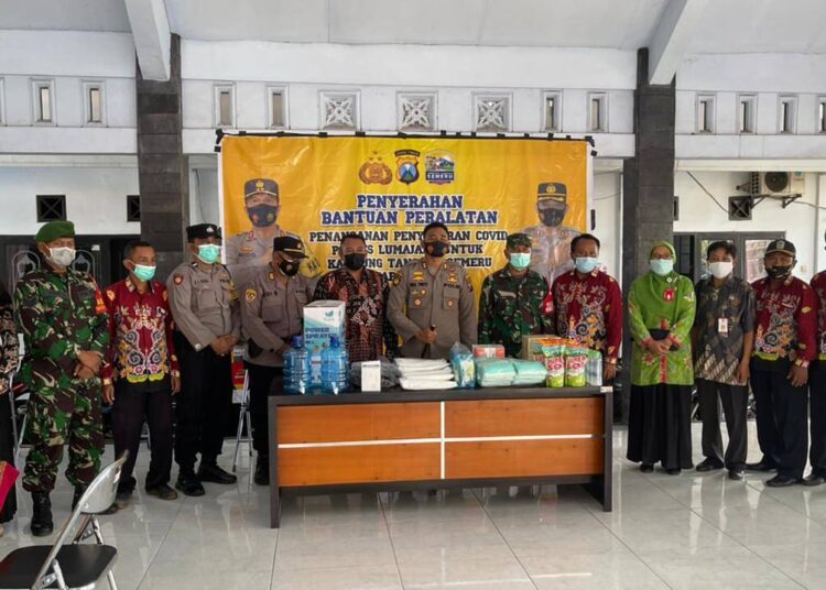 Kapolres Lumajang Kunjungi KTS Desa Dawuhan Lor dan Desa Tunjungrejo Untuk Salurkan Bantuan