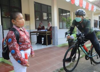 Tinjau PTM Terbatas, Ganjar Titip Pesan Untuk Guru