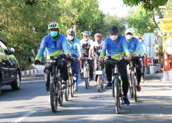 Gowes Sambil Sosialisasikan Pentingnya Vaksinasi