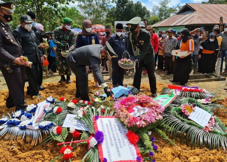 Danrem 121/Abw Sebagai Inspektur Upacara Pemakaman Almarhum Serda Ambrosius