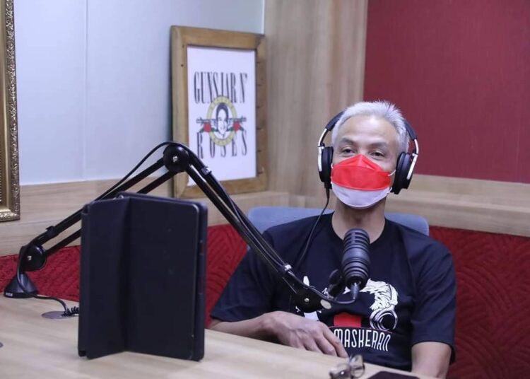 Ganjar Alih Profesi Jadi Penyiar Radio, Pendengar Minta Tips Cinta Sampai Laporan Pungli