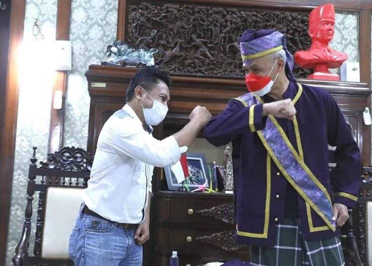 Tokoh Pemuda Tobelo Maluku Utara Serahkan Baju Adat ke Ganjar