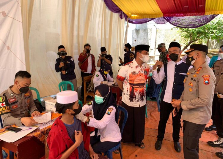 Vaksinasi Santri, Kapolres Probolinggo : Kami Targetkan Semua Santri Tervaksin