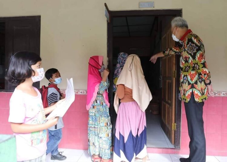 Ganjar Berikan Hadiah Laptop Untuk Siswi SMP di Boyolali