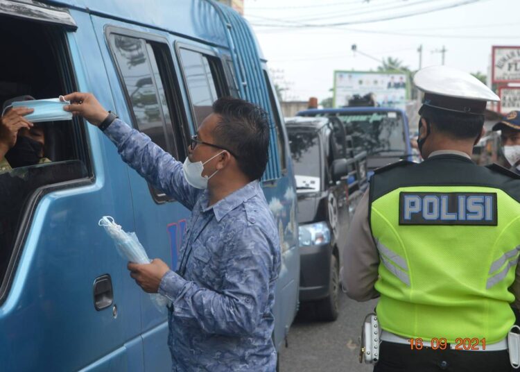 Bagi-bagi Masker Yang Dilakukan Wartawan Labura Diapresiasi Oleh Masyarakat