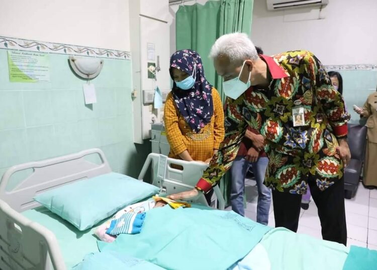 Ganjar Tilik Bayi Kembar Siam, Pastikan Keduanya Tertangani
