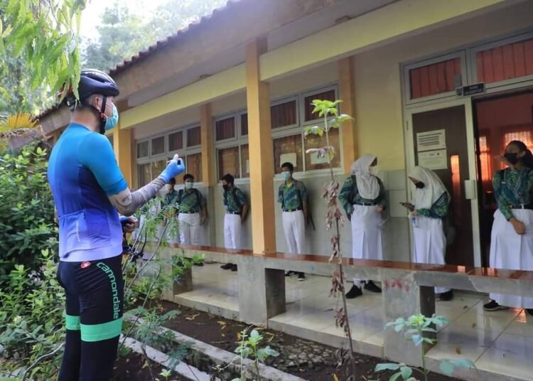 Sidak Pelaksanaan PTM, Ganjar Temukan Kerumunan Siswa di SMPN 33 Semarang