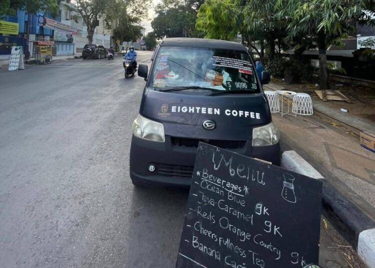 Eighteen Mobil Cafe, Berbagi Makanan Minuman Gratis di Tepi Jalan