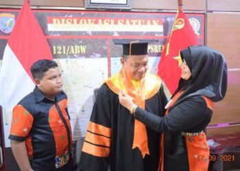 Saat Pandemi Wisuda, Sang Istri Tercinta Yang Memindahkan Tali Toganya