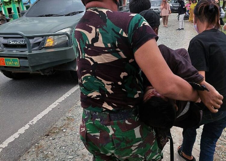 Aksi Gerak Cepat, Danramil Penajam Bantu Warga Kecelakaan di Jalan Raya