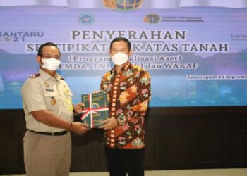 Penyerahan 10 Sertifikat Aset Pemerintah Daerah Oleh BUMN Lamongan Kepada Bupati YES