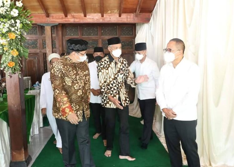 Ganjar Dan Airlangga Pimpin Acara Grebeg Apem Yaqowiyyu Kyai Ageng Gribig di Klaten