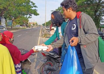 Tumbuhkan Rasa Peduli Dimasa Pandemi, PKPT IPNU IPPNU UNISDA Lamongan Gelar Kegiatan Berbagi Bungkus Nasi
