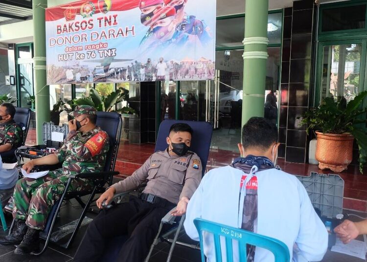 Wujud Sinergitas Yang Solid, Polres Lumajang Meriahkan HUT TNI Ke 76 dengan Donor Darah