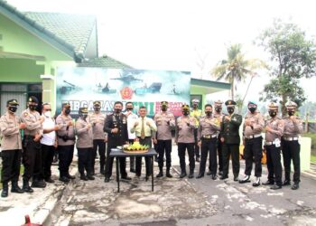 Hadiri Peringatan HUT TNI Ke-76, Kapolres Lumajang Beri Kejutan Kepada Dandim 0821 dan Danyon 527