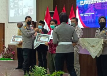 Polres Jember dan URC Gojek Jember Gelar Aksi Pembagian Masker, Vitamin dan Penyemprotan Desinfecktan Kepada Driver Gojek Jember