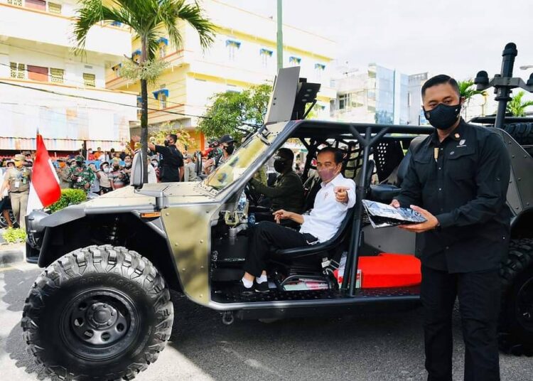 Gunakan Rantis, Jokowi Sapa Masyarakat di Tarakan