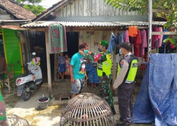 Sinergi Babinsa ngimbang dan Bhabinkamtibmas dalam Sosialisasi Prokes Covid -19 diwilayah binaan