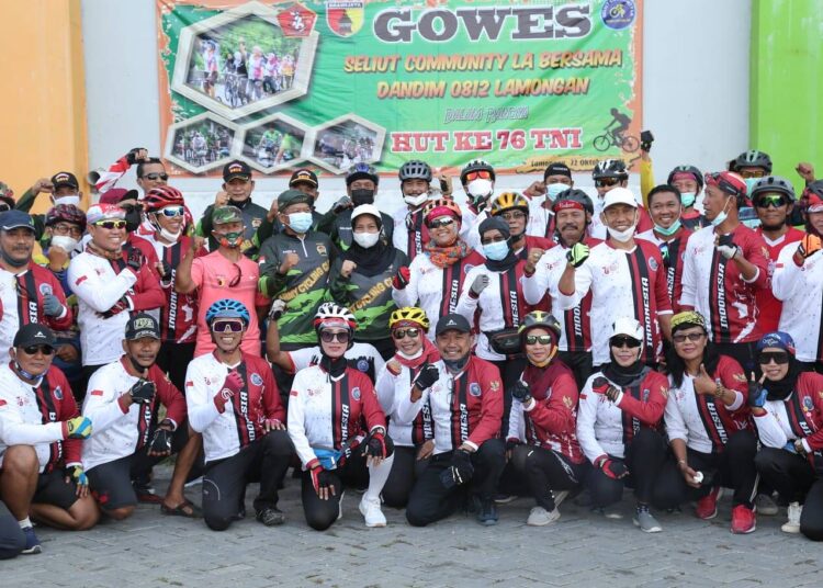 Baksos sambil gowes ini yang dilakukan Kodim 0812 bersama Club Sepeda Seliut Comunity LA