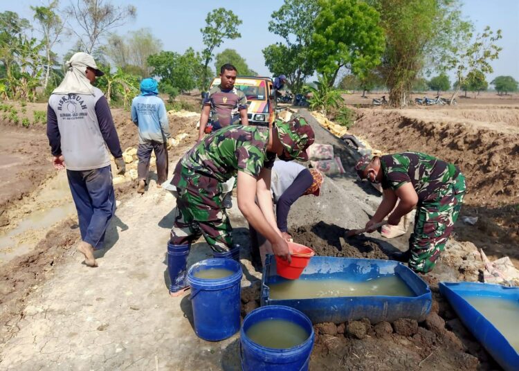 Bersama Masyarakat, TNI Bangun Plengsengan Saluran Irigasi Desa Canggah