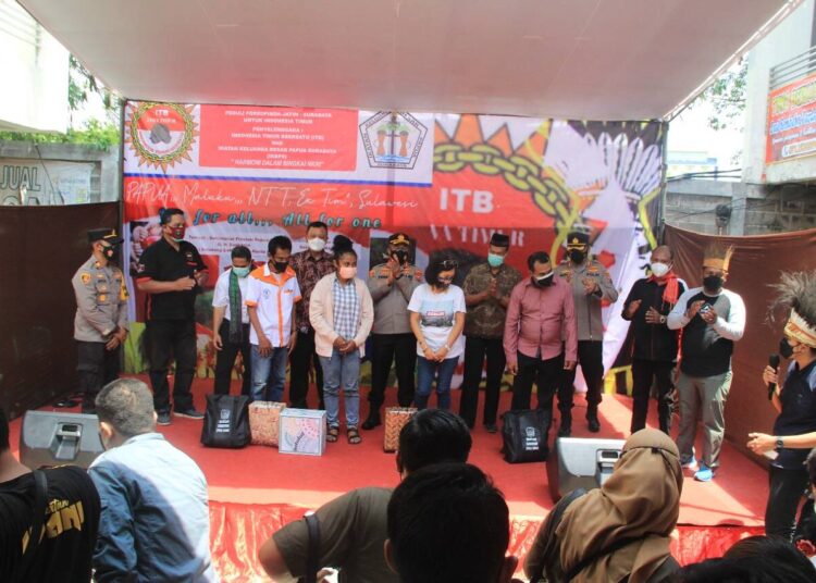 Berbagi Bansos di Masa Pandemi Covid-19 Bersama Warga Indonesia Timur