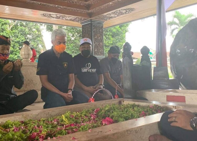 Ziarah Makam Bung Karno, Ganjar Ketemu Risma dan Dapat Hadiah Sketsa Oleh Warga Blitar