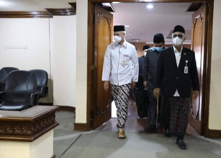 Hari Santri, Ganjar dan ASN Pemprov Jateng Ngantor Sarungan