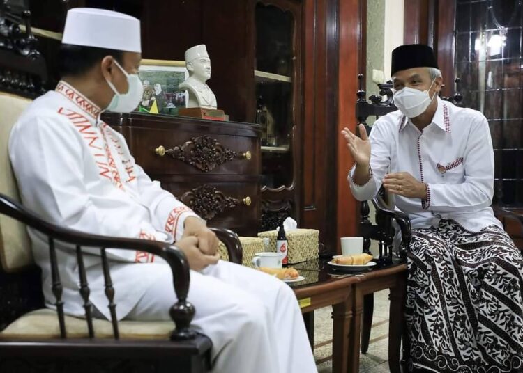 Ustaz Das’ad Latif Pengen Sarung Karya Santri Solo yang Dipakai Ganjar Pranowo